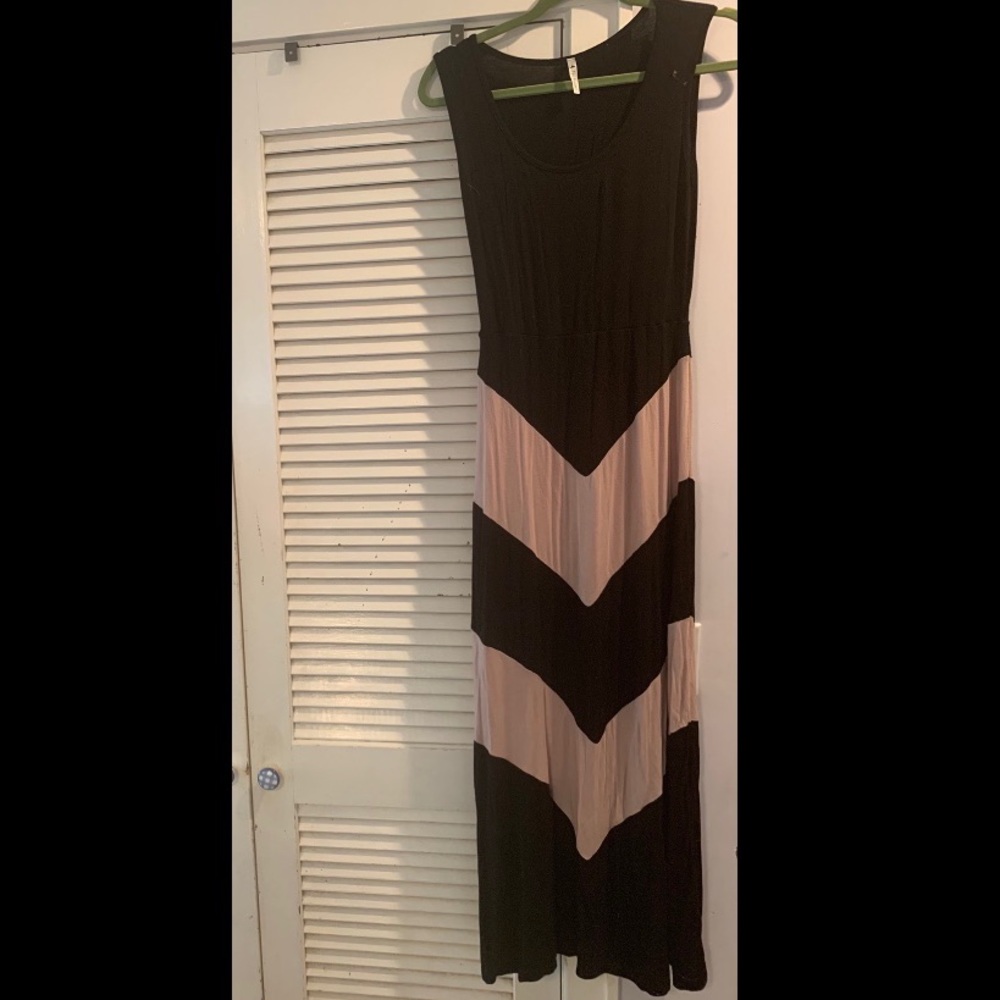 THE HANGER Tan and Black Large Chevron Maxi Dress